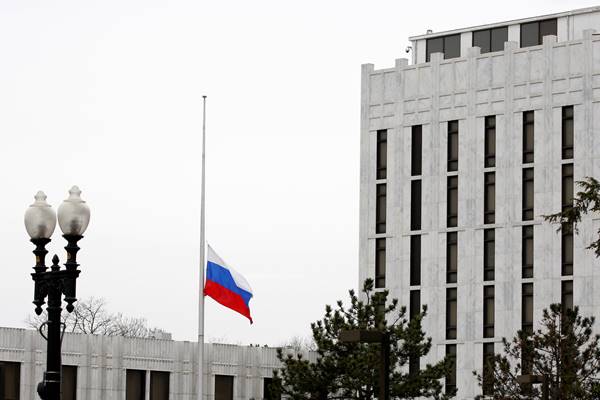 Bendera Federasi Rusia di Kedutaan Besar Rusia di Washington, Amerika Serikat. - Reuters