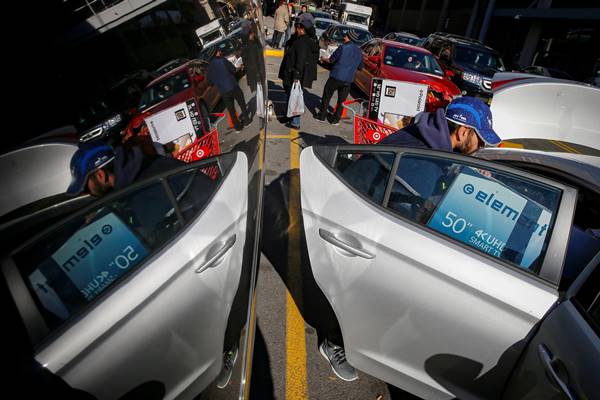 Seorang pria memasukkan televisi ke mobilnya saat Black Friday di Brooklyn, New York City Amerika Serikat (AS). - Reuters