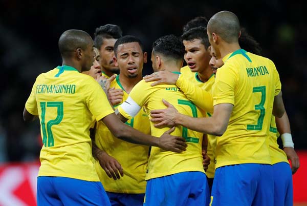 Pemain-pemain Brasil merayakan kemenangan dol ke gawang Jerman. Brasil menang 1-0. - Reuters/Wolfgang Rattay
