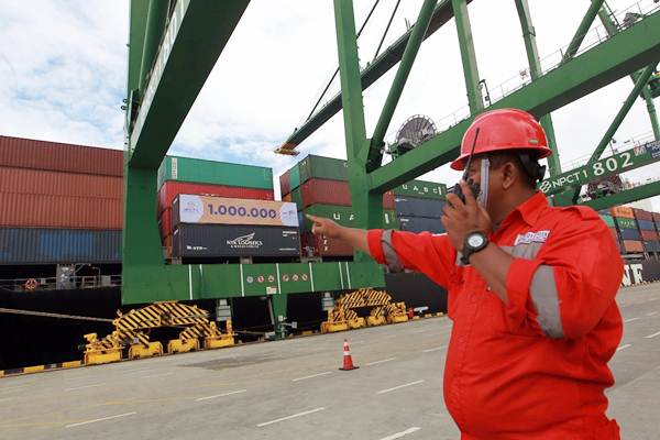 Petugas memantau pemindahan kontainer ke atas kapal di New Priok Container Terminal One (NPCT 1), Jakarta, Senin (12/3/2018). - JIBI/Dwi Prasetya