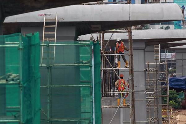 Pekerja menyelesaikan pembangunan konstruksi mass rapid transit di Jakarta, Senin (8/1). - JIBI/Dwi Prasetya 