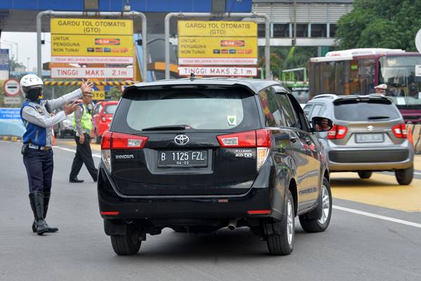 Sejumlah Polisi dan Dishub mengarahkan kendaraan roda empat berplat nomor ganjil berputar balik keluar dari gerbang tol Bekasi Barat 1 di Bekasi, Jawa Barat, Senin (12/3). Kementerian Perhubungan melalui Badan Pengelola Transportasi Jabodetabek (BPTJ) memberlakukan sistem ganjil genap di pintu tol Bekasi Barat dan Bekasi Timur arah Jakarta mulai Senin (12/3) pukul 06.00 - 09.00 WIB setiap hari Senin -Jumat. ANTARA FOTO - Widodo S Jusuf