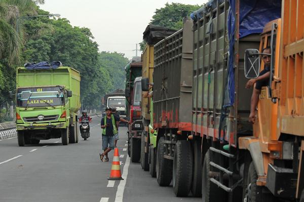 Sejumlah truk antre menimbang di pintu masuk pelabuhan Tanjung Perak, Surabaya -  Antara/ Didik Suhartono
