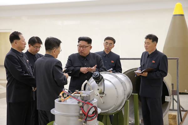 Pemimpin Korea Utara Kim Jong-Un memberikan panduan program senjata nuklir dalam foto tak bertanggal yang  dirilis Kantor Berita Pusat Korea Utara Korea Utara. - Reuters