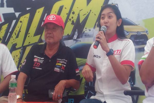 Alinka Hardianti (kanan) pebalap wanita yang tergabung dalam Toyota Team Indonesia. JIBI/Bisnis - Arif Gunawan