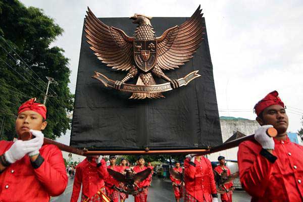 Sejumlah seniman membawa lambang Garuda Pancasila saat Kirab Grebeg Pancasila di Blitar, Jawa Timur, Rabu (31/5). - Antara/Irfan Anshori