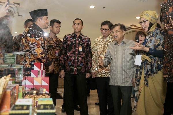 Wakil Presiden Jusuf Kalla (kedua kanan) didampingi Menteri Perindustrian Airlangga Hartarto (ketiga kanan) mengunjungi stan pameran Usaha Kecil Menengah (UKM) . - JIBI/Felix Jody Kinarwan 