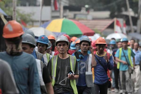 Para pekerja seusai beraktivitas, di Jakarta, Senin (9/10). - JIBI/Nurul Hidayat