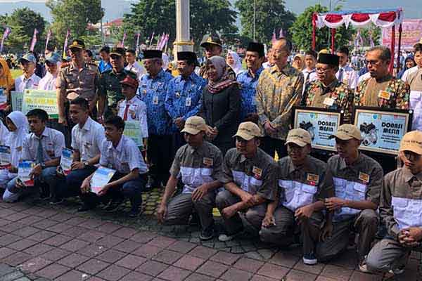 Manajemen Daihatsu berfoto bersama SMK Binaan penerima Donasi mesin Daihatsu dan calon karyawan baru ADM selepas upacara di Banjarnegara, Jawa Tengah. / ADM