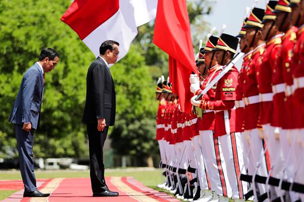 Presiden Joko Widodo (kiri) dan Perdana Menteri China Li Keqiang (kedua kiri) saat upacara penyambutan, di Istana Kepresidenan Bogor, Senin (7/5/2018). - Reuters
