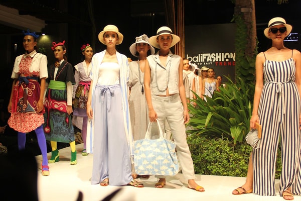 Tiga model memeragakan busana dalam acara Bali Fashion Trend (BFT), di TS Suite, Seminyak, Kuta, Bali, Sabtu (13/5 - 2018). 