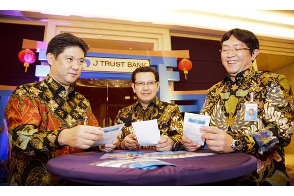 Ahmad Fajar (tengah) saat masih menjadi Direktur Utama Bank JTrust Indonesia - Dok. JTrust Indonesia
