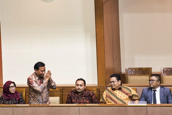Komisioner Bawaslu terpilih Abhan (kedua kiri) memberi salam didampingi Komisioner Bawaslu lainnya Ratna Dewi Pettalolo (kiri), Mochammad Afifuddin (tengah), Rahmat Bagja (kedua kanan) dan Fritz Edward Siregar (kanan) saat menghadiri rapat Paripurna masa persidangan IV tahun sidang 2016-2017 di Komplek Parlemen Senayan, Jakarta, Kamis (6/4). - Antara/M Agung Rajasa