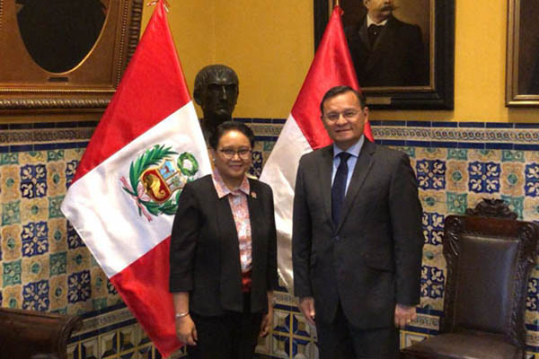 Menlu RI Retno Marsudi saat menerima penghargaan dari Menlu Peru Nestor Francisco Popolizio Bardalesdi (kanan). - Istimewa