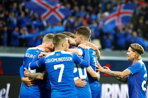 Para pemain Norwegia merayakan gol kedua ke gawang Islandia. - Reuters/Hannibal Hanschke