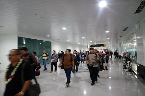 Para penumpang pesawat saat berjalan menuju pintu keluar di terminal baru Bandara Ahmad Yani Semarang, Rabu (6/6 - 2018) pagi. 