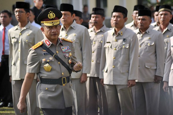 Kapolri Jenderal Pol Tito Karnavian meninjau peserta upacara peresmian peningkatan status Polda Sumbar di Padang, Sumbar, Senin (3/4). - Antara/Iggoy el Fitra