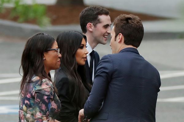 Bintang reality televisi Kim Kardashian (kedua dari kiri) meninggalkan West Wing setelah melakukan pertemuan di Gedung Putih di Washington, AS, 30 Mei 2018. - Reuters