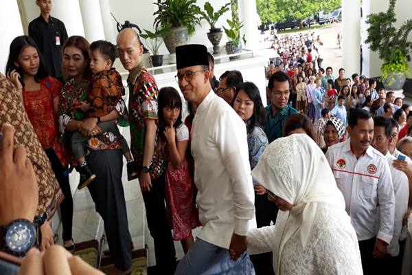 Gubernur Jakarta Anies Baswedan dan istri ke Istana Bogor untuk meghadiri halalbihalal Idulfitri yang digelar Presiden Joko Widodo, Jumat (15/6)-JIBI - David Eka Issetiabudi