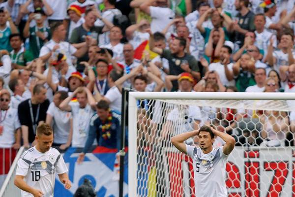 Inilah reaksi Mats Hummels dan Joshua Kimmich usai Jerman kalah 0-1 dari Meksiko di Piala Dunia 2018 di Luzhniki Stadium, Moskow, Russia - Reuters