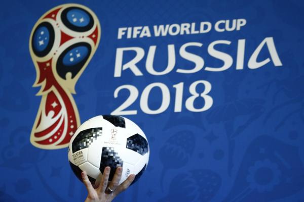  Seorang presenter memegang bola yang digunakan pada Piala Dunia FIFA 2018 di Rusia. - Reuters