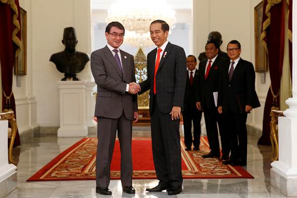 Presiden Joko Widodo (kanan) berjabat tangan dengan Menteri Luar Negeri Jepang Taro Kono, menjelang pertemuan di Jakarta, Senin (25/6). - Reuters/Darren Whiteside