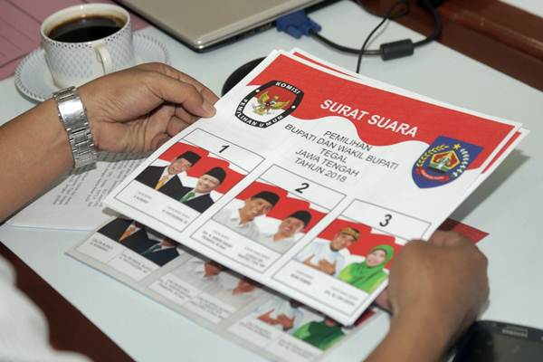 Contoh surat suara untuk Pilkada 2018 saat ditinjau oleh Komisi Pemilihan Umum Kabupaten Tegal di percetakan PT Aksara Grafika Pratama (AGP) di Jakarta, Senin (30/4/2018). - JIBI/Felix Jody Kinarwan  