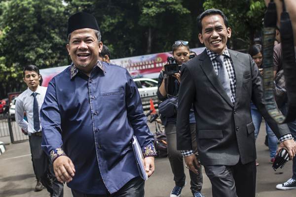 Wakil Ketua DPR Fahri Hamzah (kiri) tiba untuk menjalani pemeriksaan di Direktorat Reserse Kriminal Khusus (Dit Reskrimsus), Polda Metro Jaya (PMJ), Jakarta, Senin (19/3/2018). - ANTARA/Aprillio Akbar
