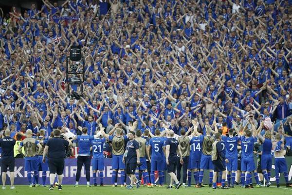 Tim Islandia dan suporternya - Reuters