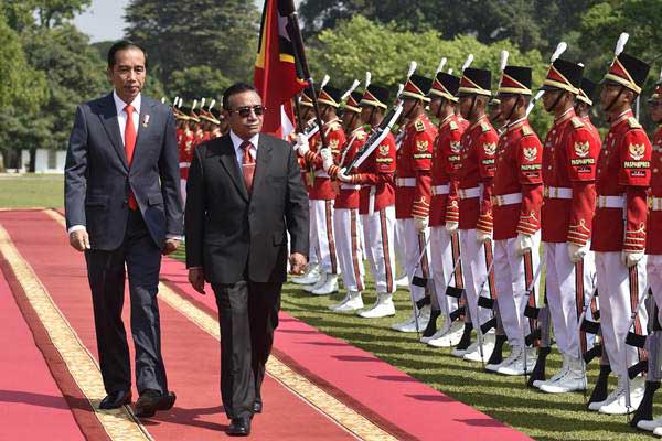 Presiden Joko Widodo (kiri) bersama Presiden Timor Leste Francisco Guterres Lu Olo (kedua kiri) memeriksa pasukan saat upacara penyambutan tamu negara di Istana Bogor, Jawa Barat, Kamis (28/6/2018). - ANTARA/Puspa Perwitasari