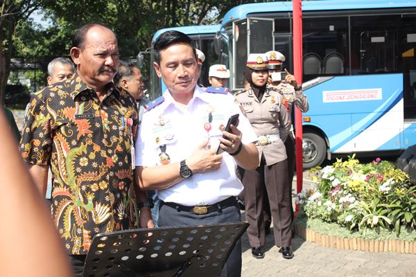 Dari kanan Kepala Dinas Perhubungan Kota Semarang M.Khadik saat menunjukkan aplikasi Smart Bus pada Sekda Kota Semarang  Agus Riyanto