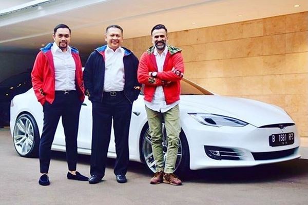 Ketua DPR Bambang  Soesatyo  Naik Mobil  Listrik Tesla  ke 