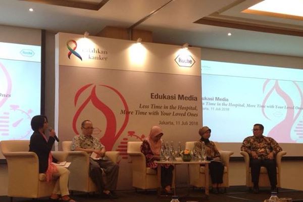 Para pakar kesehatan membahas kanker payudara yang digelar perusahaan farmasi PT Roche Indonesia , Rabu (11/7) di Jakarta. Dari kiri ke kanan: Direktur Utama Rumah Sakit Kanker Dharmais Profesor Abdul Kadir, Direktur KP-MAK Diah Ayu, dan Nugroho Prayogo dari Divisi Hematologi-Onkologi Rumah Sakit Kanker Dharmais. - JIBI/M Ridwan