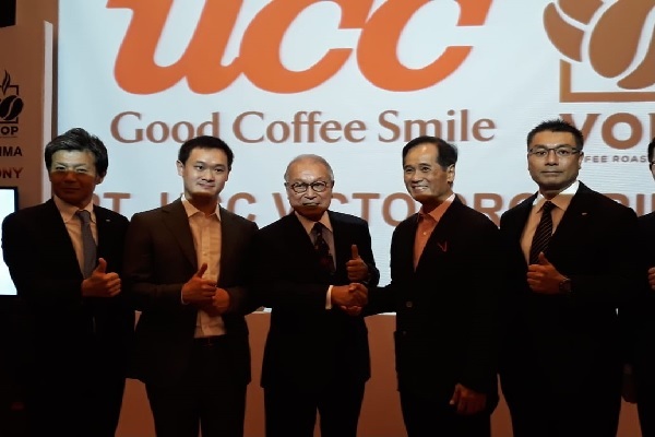Chairman UCC Ueshima Coffee Co., Ltd, Tatsushi Ueshima (tengah) berjabat tangan dengan Founder Purwana Group, Waskito Purwana (kedua dari kanan) saat acara pengumuman pengoperasian perusahaan patungan kedua belah pihak, PT.UCC Victo Oro Prima, Rabu sore (18/7/2018)/Bisnis - Yusran Yunus