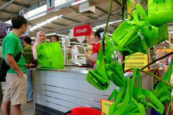 Kurangi Pemakaian Kantong Plastik, KLHK Bagikan 2.000 Tas Belanja