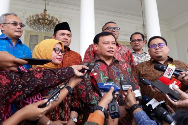 Ketua Bawaslu Abhan bersama jajaran komisioner seusai bertemu dengan Presiden Joko Widodo di Istana Bogor, Selasa (24/7/2018). - Bisnis/David Eka Issetiabudi