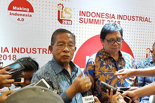 Menteri Koordinator Bidang Perekonomian Darmin Nasution (kiri), dan Menteri Perindustrian Airlangga Hartarto, seusai menghadiri pembukaan Industrial Summit 2018, di Jakarta, Rabu (4/4/2018). - JIBI/M. Richard