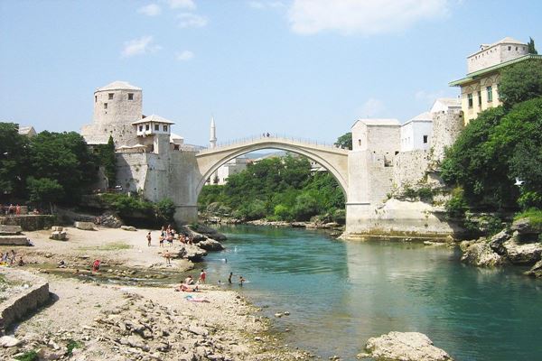 Stari Most adalah sebuah jembatan Utsmaniyah abad ke-16 yang dibangun ulang di kota Mostar, Bosnia dan Herzegovina yang melintasi sungai Neretva dan menghubungkan dua bagian dari kota tersebut. - wikipedia