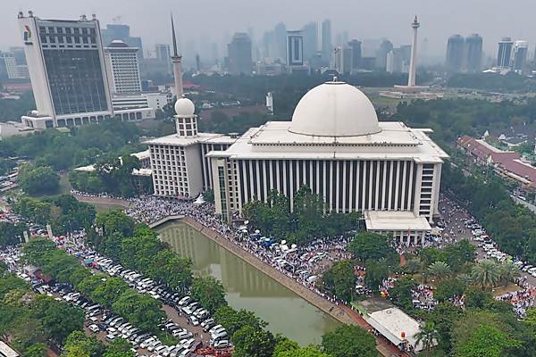Ilustrasi:Massa dan kendaraan memadati kawasan Masjid Istiqlal, Jumat (4/11). - Antara/Wahyu Putro A