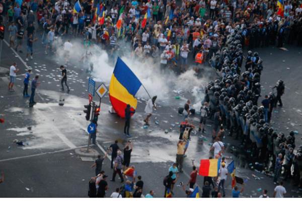 Pengunjuk rasa berkumpul di depan Kantor Polisi Rumania di Bucharest, 10 Agustus 2018. - Inquam Photos/Adriana Neagoe via REUTERS