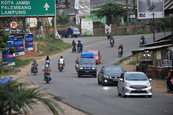 Kendaraan pemudik dan kendaraan pribadi melintasi Jalan Lintas Sumatera (Jalinsum) Jambi-Lampung di Muaro Jambi, Jambi, Senin (19/6). - Antara