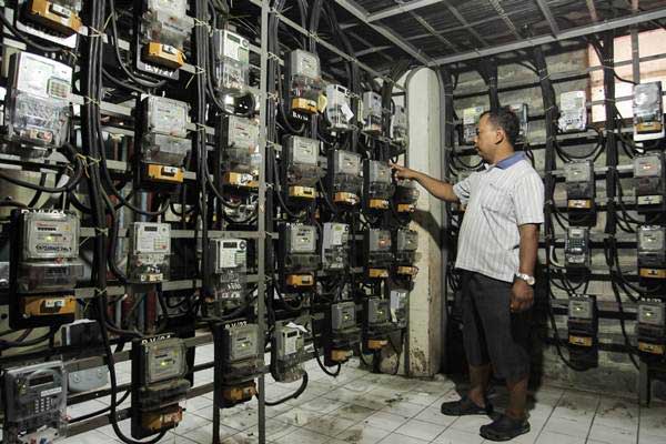 Warga memeriksa jaringan listrik miliknya di salah satu Rusun di Jakarta, Rabu (5/7). - ANTARA/Muhammad Adimaja