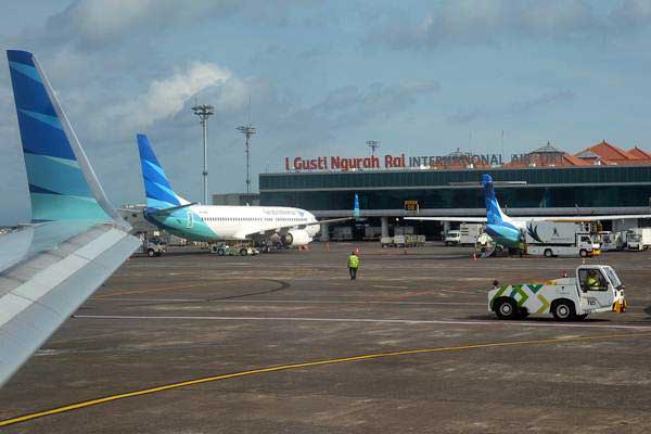Sejumlah pesawat terparkir di Bandara I Gusti Ngurah Rai, Bali, Selasa (20/3/2018). - ANTARA/Wira Suryantala