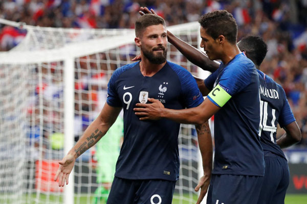 Ujung tombak Prancis Olivier Giroud (kiri) merayakan golnya ke gawang Belanda bersama kapten tim Raphael Varane (tengah) dan Blaise Matuidi (14). - Reuters/Charles Platiau