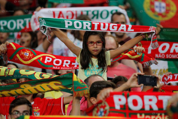 Suporter Timnas Portugal saat tim kesayangan mereka menundukkan Italia 1 - 0. - Reuters/Rafael Marchante