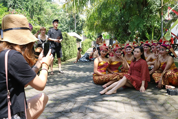 1.200 Wisatawan Asal China Nikmati Parade Nusantara Taman Nusa - Bali - Bisnis.com