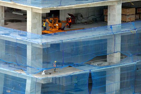 Pekerja menyelesaikan pembangunan proyek apartemen di Jakarta, Senin (27/3). - JIBI/Dedi Gunawan