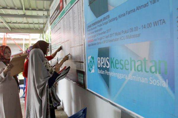 Calon peserta BPJS Kesehatan mengisi data pada formulir kepesertaan di Makassar, Sulsel, Selasa (11/7). - JIBI/Paulus Tandi Bone