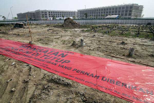 Spanduk penyegelan terpasang di lahan pembangunan pulau reklamasi Teluk Jakarta, Jakarta, Kamis (7/6/2018). - ANTARA/Dhemas Reviyanto