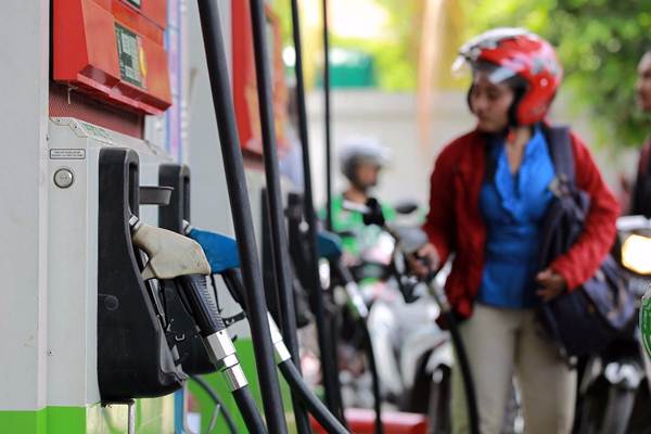 Pengendara mengisi bahan bakar di SPBU, di Jakarta, Senin (9/4/2018). - JIBI/Dwi Prasetya